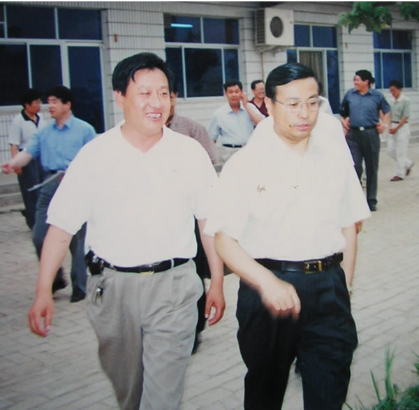 2002年(nián)河北省副省長(cháng)才利民同志（右一(yī)）來我公司考察并對